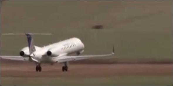 Η προσγείωση αεροπλάνου στις ΗΠΑ που «κόβει την ανάσα» (Video) - Media