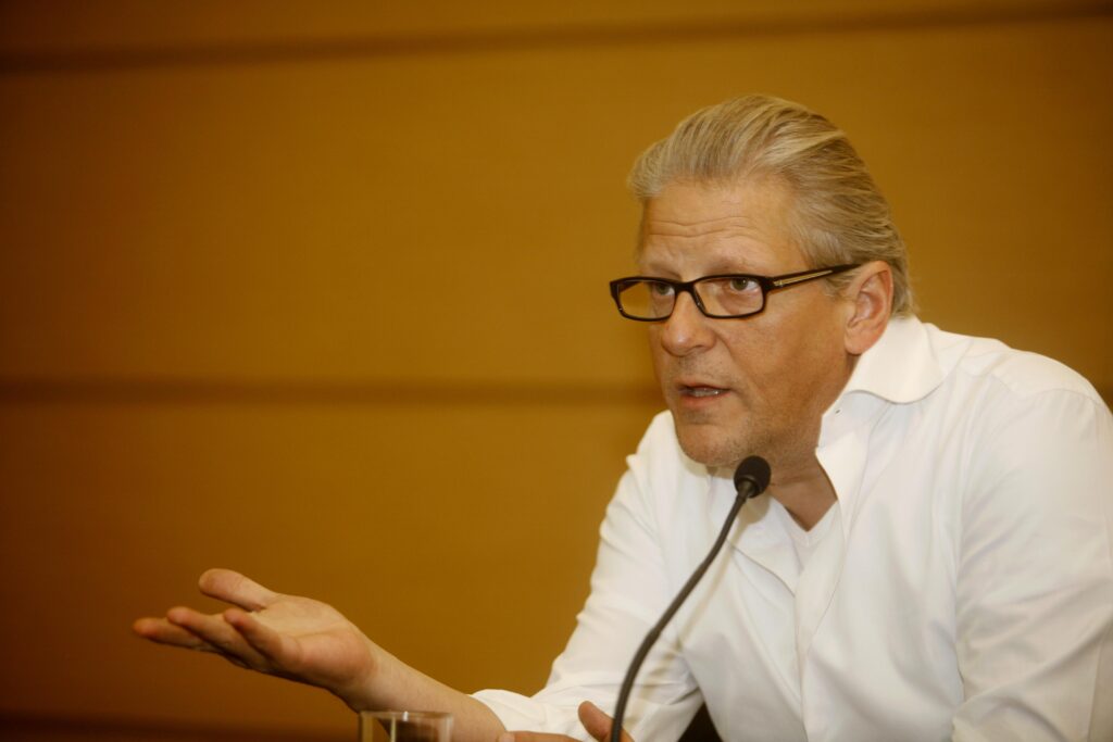 Στους πρόσφυγες στον Πειραιά ο καλλιτεχνικός διευθυντής του Φεστιβάλ Αθηνών - Media