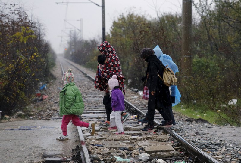 Βόλος: Πρόσφυγες επιστρέφουν στην Αθήνα με τα πόδια - Media