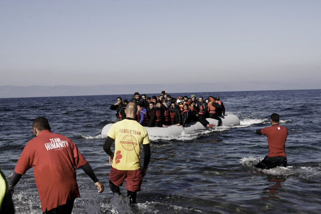 Εκατοντάδες πρόσφυγες αποβιβάστηκαν από το πρωί στις ακτές της Λέσβου - Σχεδόν 10.000 εγκλωβισμένοι στην Ειδομένη - Media