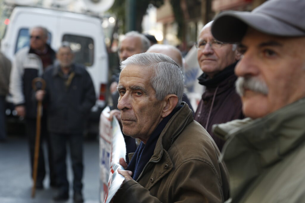 Πρωτοφανής απόφαση: Ανά τρίμηνο η καταβολή των επικουρικών συντάξεων του Δημοσίου - Παράλληλη μείωση 30% - Media