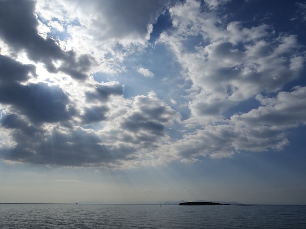 Νεφώσεις, τοπικές βροχές και πτώση της θερμοκρασίας - Media