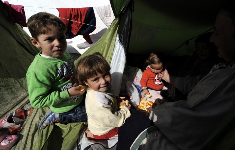 Καμπανάκι κινδύνου από τον ΟΗΕ: Στα πρόθυρα ανθρωπιστικής κρίσης η Ευρώπη - 24.000 πρόσφυγες εγκλωβισμένοι στην Ελλάδα - Media