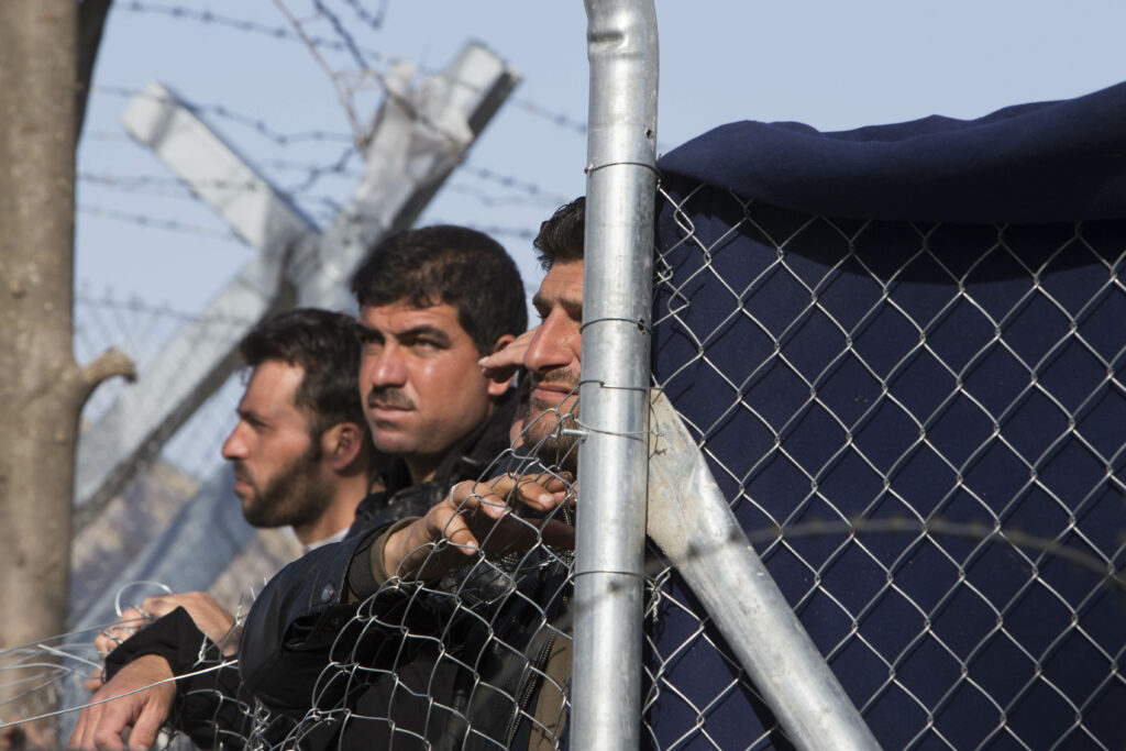 Σε τραγική θέση οι χιλιάδες εγκλωβισμένοι πρόσφυγες στην Ελλάδα - Νέα κέντρα υποδοχής σε όλη τη χώρα - Media