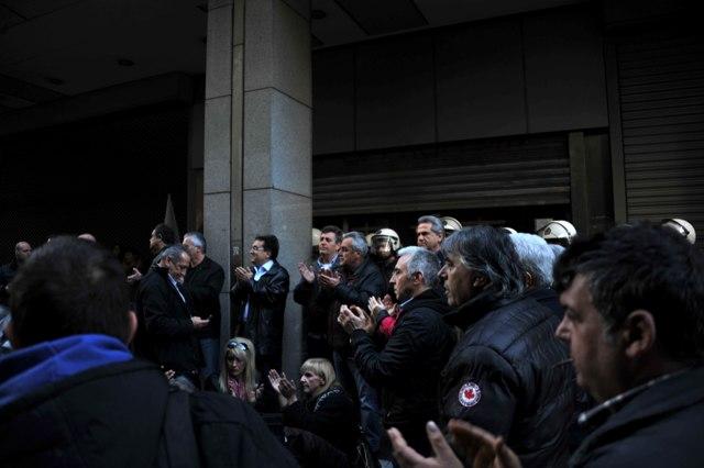 Ένταση έξω από το υπουργείο Οικονομικών μεταξύ μελών της ΠΟΕΔΗΝ και ΜΑΤ (Photos-Video) - Media