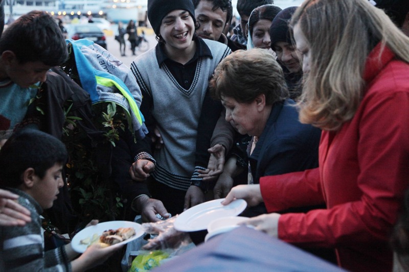 "Ελλάδα, ευχαριστούμε" - Το συγκινητικό σημείωμα των προσφύγων του Πειραιά - Media