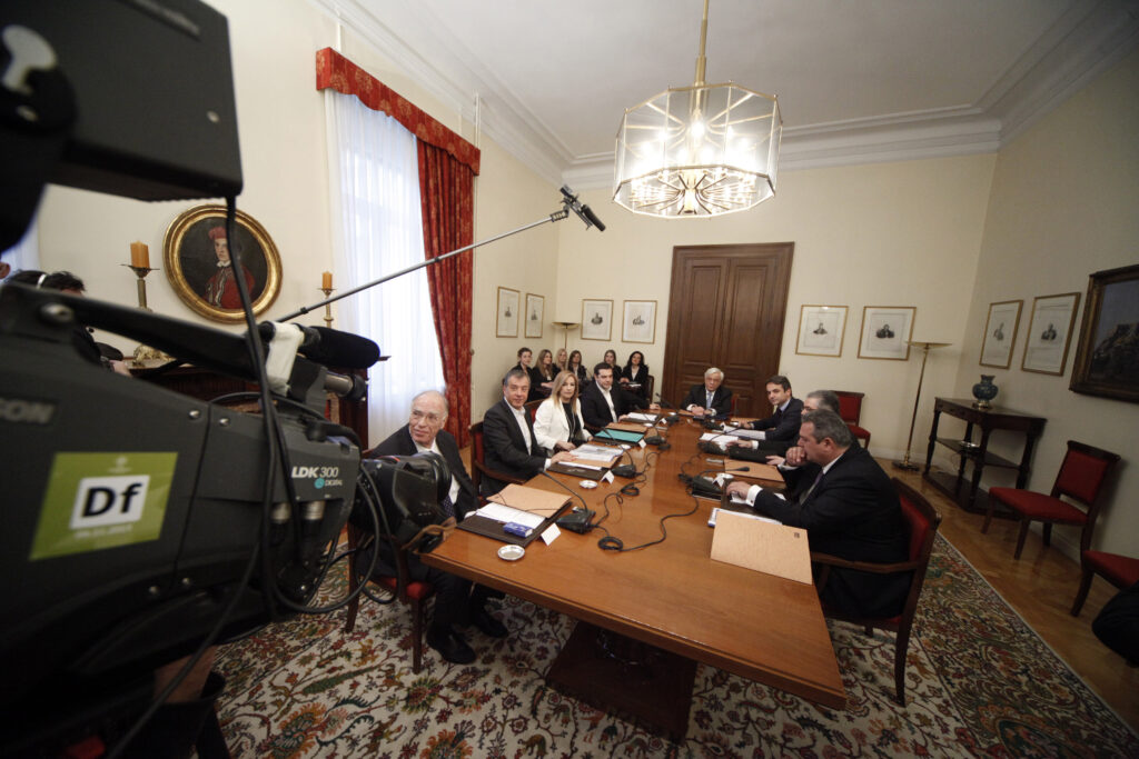 Τι περιλαμβάνουν οι φάκελοι που έδωσε ο πρωθυπουργός στους πολιτικούς αρχηγούς - Media