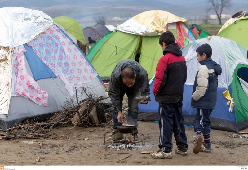 Χιλιάδες πρόσφυγες σε Ειδομένη, Βικτώρια, Πειραιά – Τεράστια η αλληλεγγύη (Photos) - Media