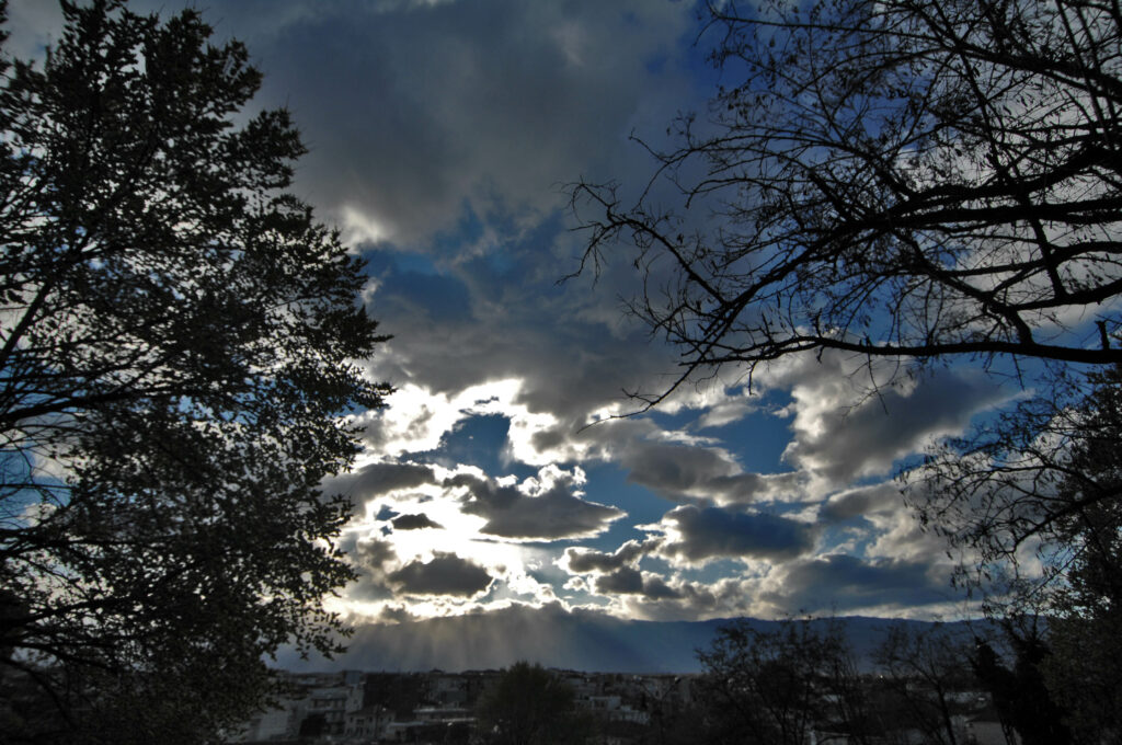 Συννεφιά με καταιγίδες στα ορεινά- "Πέφτει" η θερμοκρασία - Media