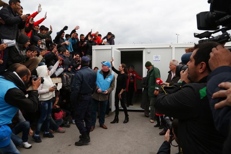 Η Αντζελίνα Τζολί συνάντησε τους πρόσφυγες σε Πειραιά και Ελαιώνα (Photos/Video) - Media