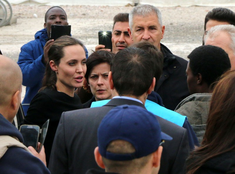 Κοντά στους πρόσφυγες της Μυτιλήνης η Τζολί - Media