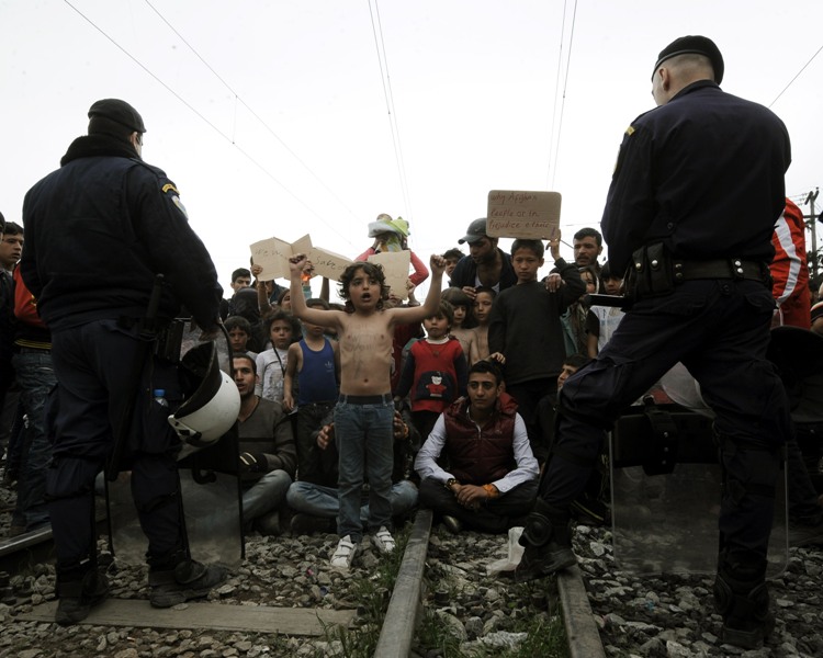 Ειδομένη: Συνεχίζουν οι πρόσφυγες τη διαμαρτυρία στις γραμμές του τρένου - Media