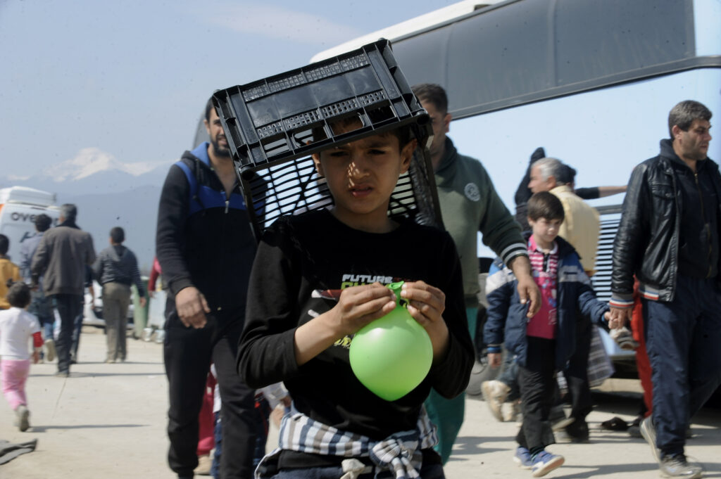 Αναχώρησε από την Ειδομένη το πρώτο από τα είκοσι λεωφορεία που έφτασαν το πρωί στον καταυλισμό - Media