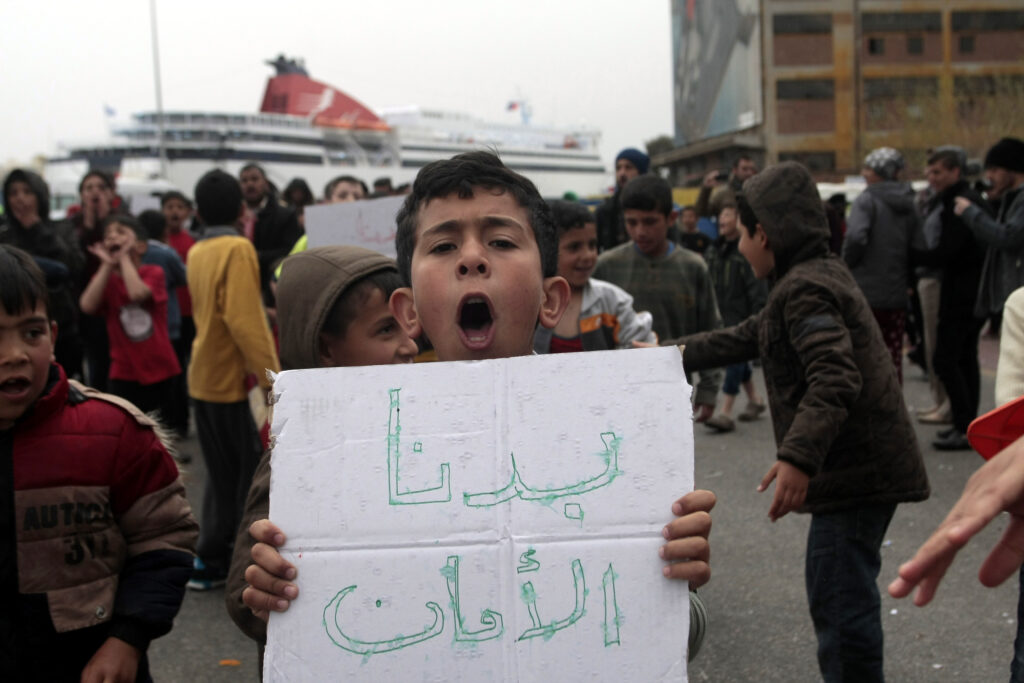 Αποχωρούν από τα νησιά οι ΜΚΟ, σε κλειστά κέντρα μετατρέπονται τα hotspots - Απελπισία σε Πειραιά και Ειδομένη - Media
