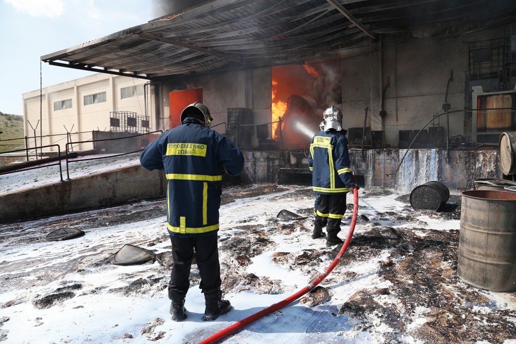 Μεγάλη πυρκαγιά σε εργοστάσιο χρωμάτων στον Ασπρόπυργο (Photos + Video) - Media