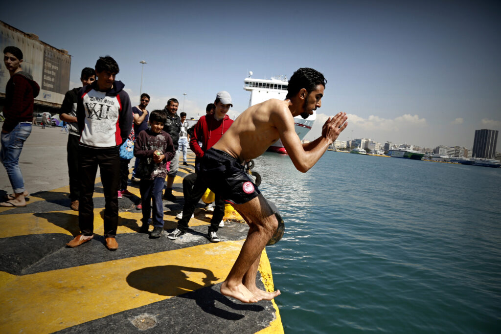Πρόσφυγες κάνουν μπάνιο στο λιμάνι του Πειραιά - Βουτούν δίπλα στα πλοία (Photos) - Media