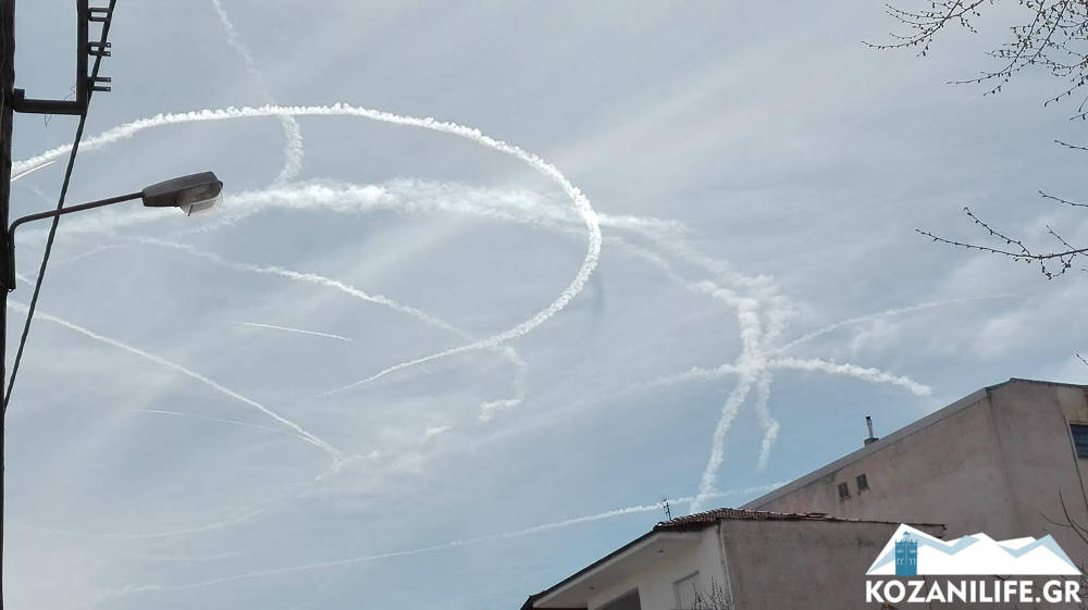 Ξαφνικά γέμισε άσπρες γραμμές ο ουρανός της Κοζάνης - Τρελή πορεία αεροπλάνου πάνω από την πόλη (Video) - Media
