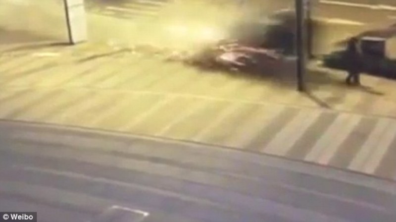 Η τρομακτική στιγμή που οδηγός αυτοκινήτου επιταχύνει και σκοτώνει πεζό σε διάβαση! (Video) - Media