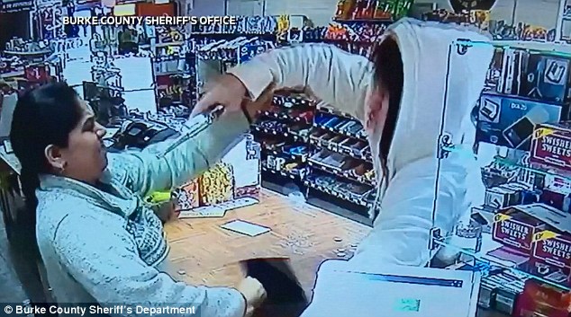 «Όχι σε αυτό το μαγαζί» - Υπάλληλος μίνι μάρκετ αφοπλίζει και δέρνει επίδοξο ληστή (Video) - Media