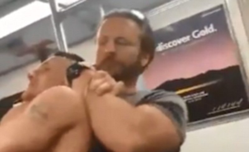 Έκανε λαβή σε μεθυσμένο βίαιο επιβάτη στο μετρό του Λος Άντζελες (Video) - Media
