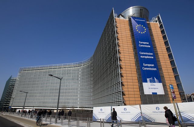 Κομισιόν: Λιγότερες από χίλιες οι ημερήσιες αφίξεις μεταναστών στα ελληνικά νησιά - Media