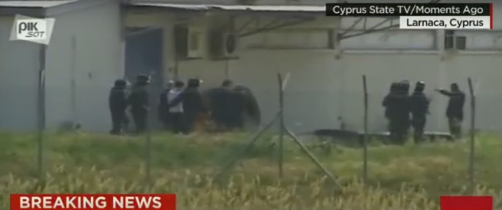 Έληξε η αεροπειρατεία στην Κύπρο - Παραδόθηκε ο δράστης (Photos/Video) - Media
