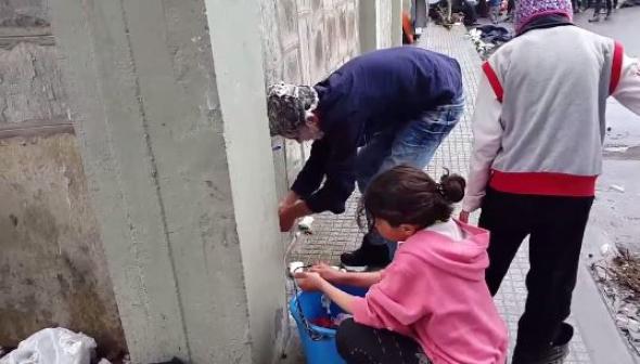 Ειδομένη: Οι μικροί πρόσφυγες πλένονται κάτω από μια βρύση (Video) - Media