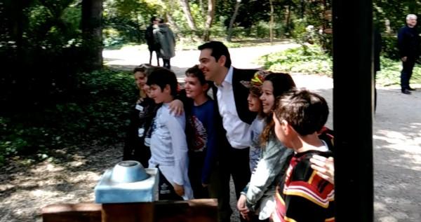 Η απρόσμενη συνάντηση του Αλέξη Τσίπρα με μαθητές στον Εθνικό Κήπο (Photos/Video) - Media