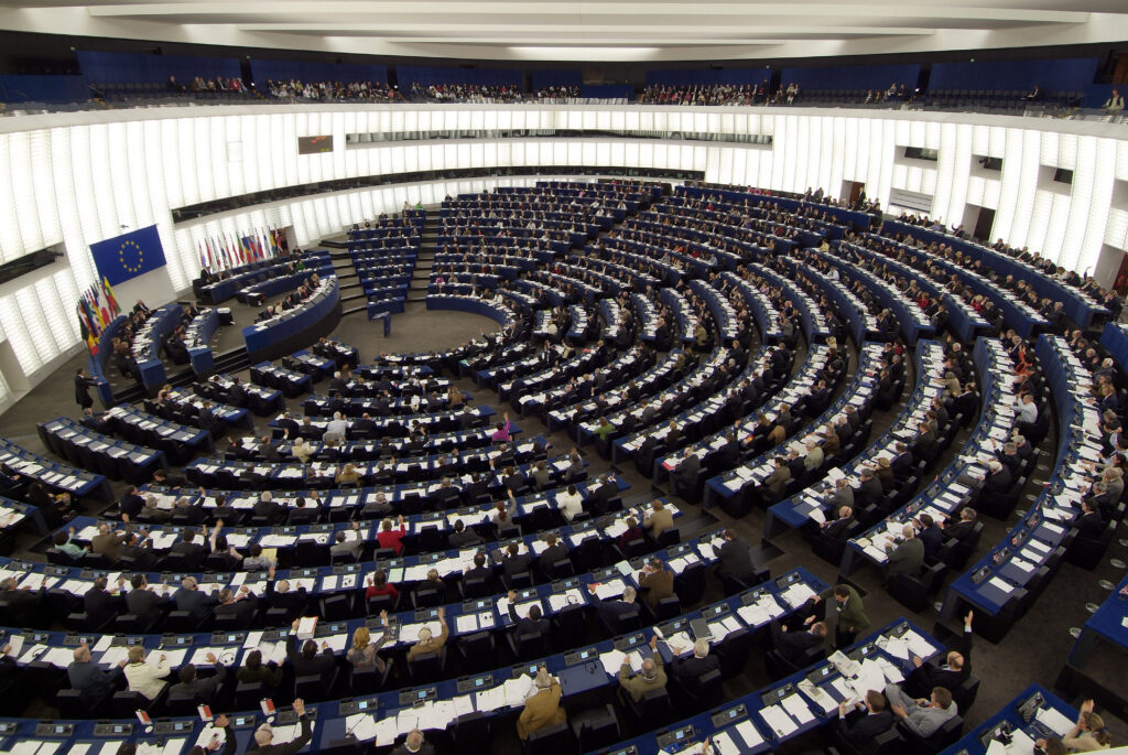 Για πρώτη φορά στην ιστορία: Το Ευρωκοινοβούλιο «πετάει» έξω από την αίθουσα χρυσαυγίτη ευρωβουλευτή (Video) - Media