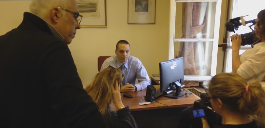 Επεισόδιο με συνεργείο του BBC και τον Ηλία Κασιδιάρη (Video) - Media