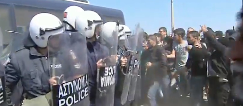 Ειδομένη: Ένταση ανάμεσα σε πρόσφυγες και αστυνομικούς με πετροπόλεμο (Video/Photos) - Media