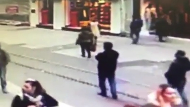 Η στιγμή που ο βομβιστής πυροδοτεί τα εκρηκτικά στην Κωνσταντινούπολη (Σκληρό βίντεο) - Media