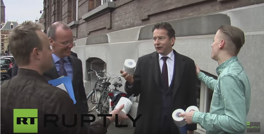 Έδωσαν χαρτιά τουαλέτας στον Ντάισελμπλουμ έξω από την Ολλανδική Βουλή (Video) - Media