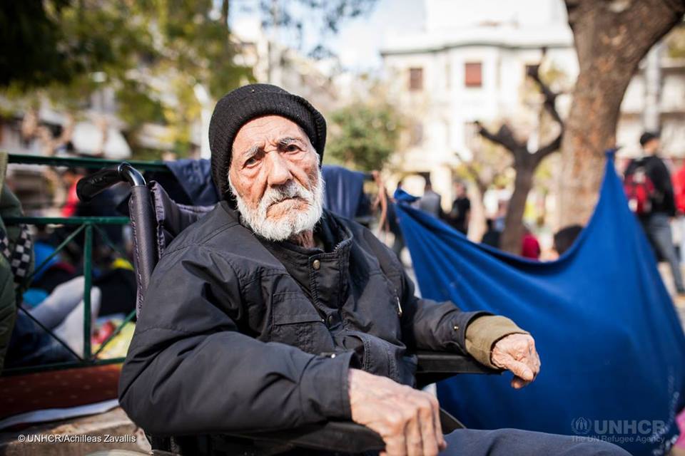 Ο 95χρονος πρόσφυγας που κοιμάται στα πλακάκια της Βικτώριας: «Το μόνο που θέλω είναι να ξαναδώ τον γιο μου» - Media