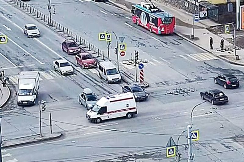 Το τρακάρισμα και η ανατροπή ασθενοφόρου που μετέφερε στο νοσοκομείο, έγκυο γυναίκα (Video)  - Media