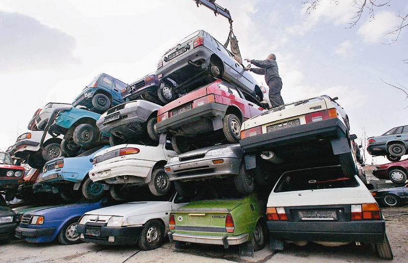 Έρχεται απόσυρση παλαιών αυτοκινήτων - Κίνητρα για αγορά ηλεκτροκίνητων - Media