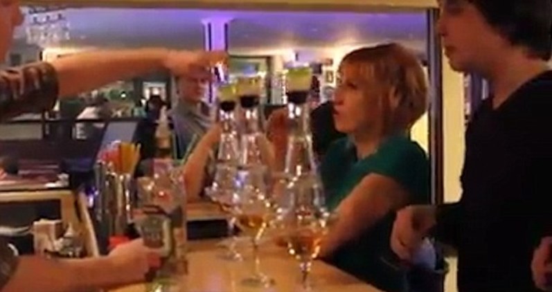 Μπάρμαν «έβαλε» φωτιά σε πελάτη (Video) - Media