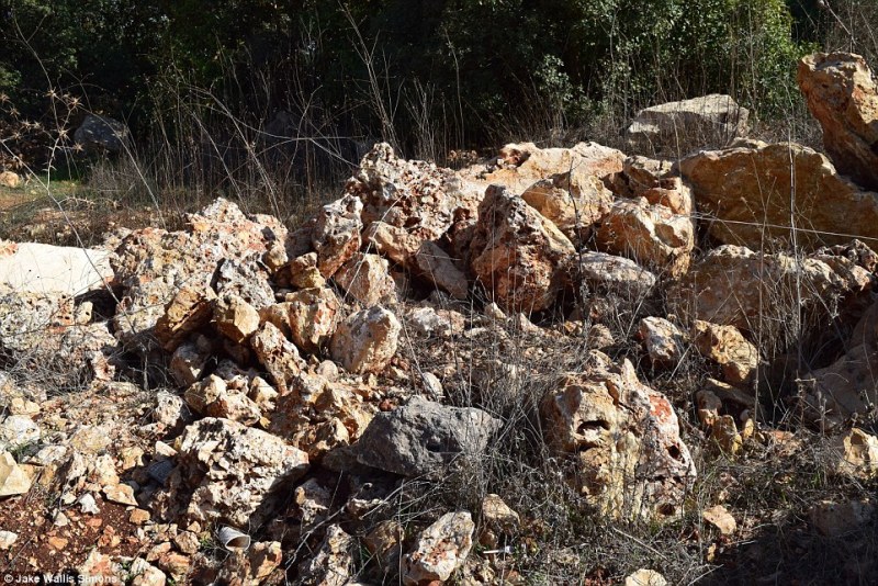 Βρείτε ποιος από όλους τους βράχους είναι ψεύτικος και γεμάτος εκρηκτικά (Photos) - Media