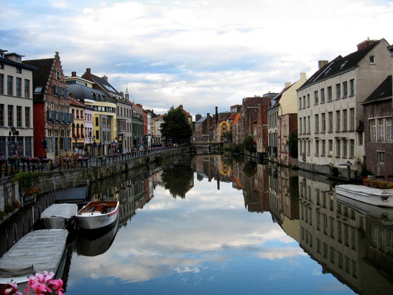 «Μουδιασμένες» οι Βρυξέλλες μετά τις τρομοκρατικές επιθέσεις - Media