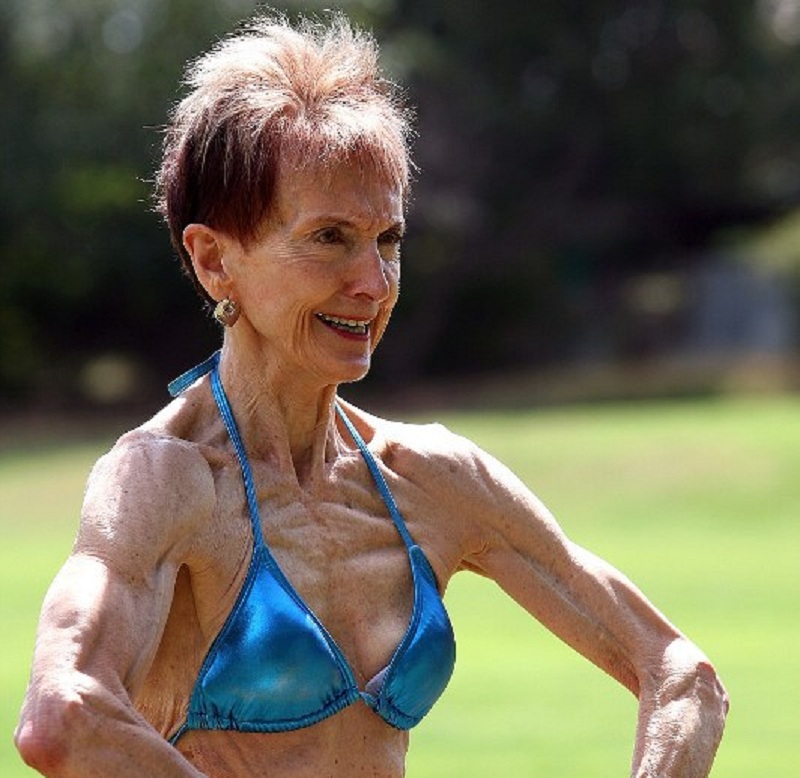 Γιαγιά – μποντιμπίλντερ δε διστάζει να φωτογραφηθεί με…μπικίνι και με τον κατά 30 χρόνια νεότερο σύντροφο της (Photos)  - Media