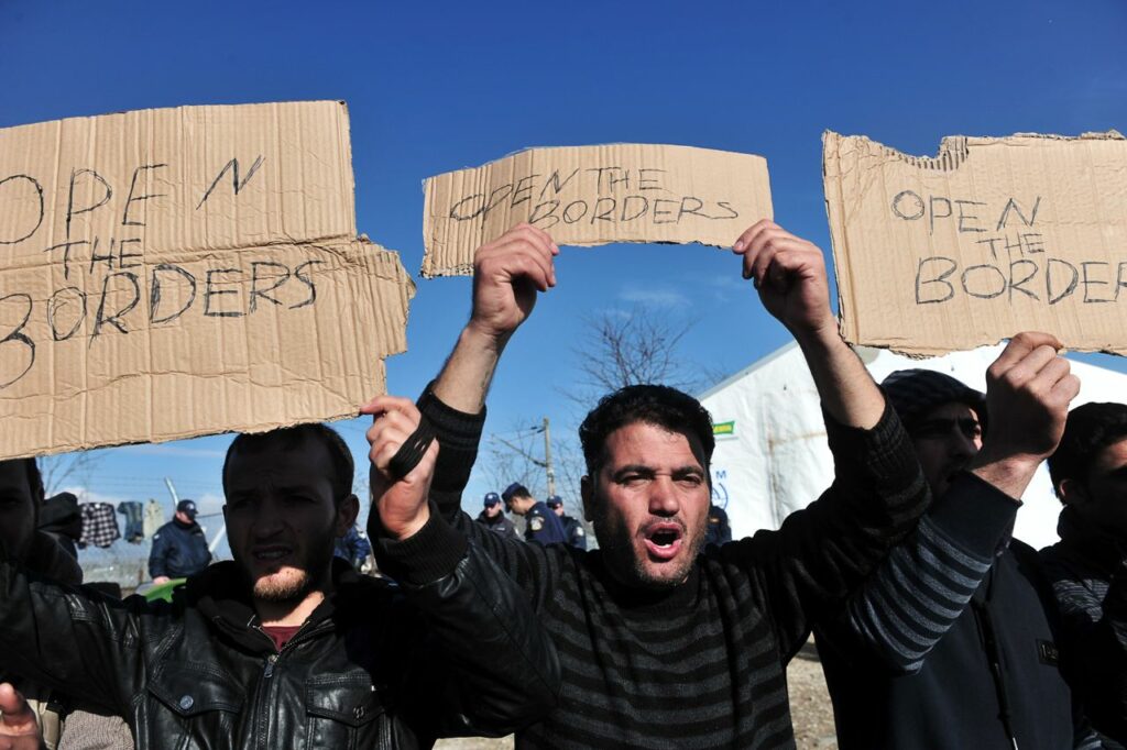 Οι πρόσφυγες από τον Πειραιά ανεβαίνουν στην Αθήνα - Κοινή διαδήλωση με αλληλέγγυους ενάντια στη συμφωνία ΕΕ-Τουρκίας - Media