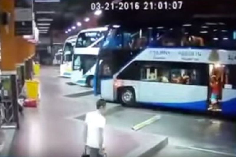 Κόλλησε το γκάζι και ο οδηγός «έριξε» το διώροφο λεωφορείο μέσα στο σταθμό επιβατών (Video)  - Media