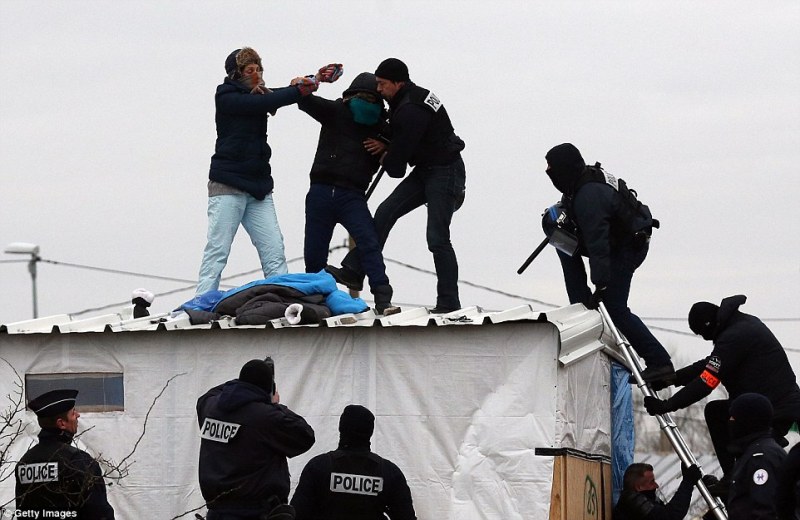 Άγριες συγκρούσεις προσφύγων - αστυνομικών έξω από τη "Ζούγκλα" του Καλαί (Video) - Media