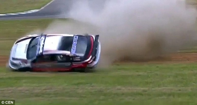 Βίντεο που «κόβει την ανάσα»: Αγωνιστικό αυτοκίνητο στριφογυρίζει 6 φορές στον αέρα και πέφτει σε φράχτη - Media