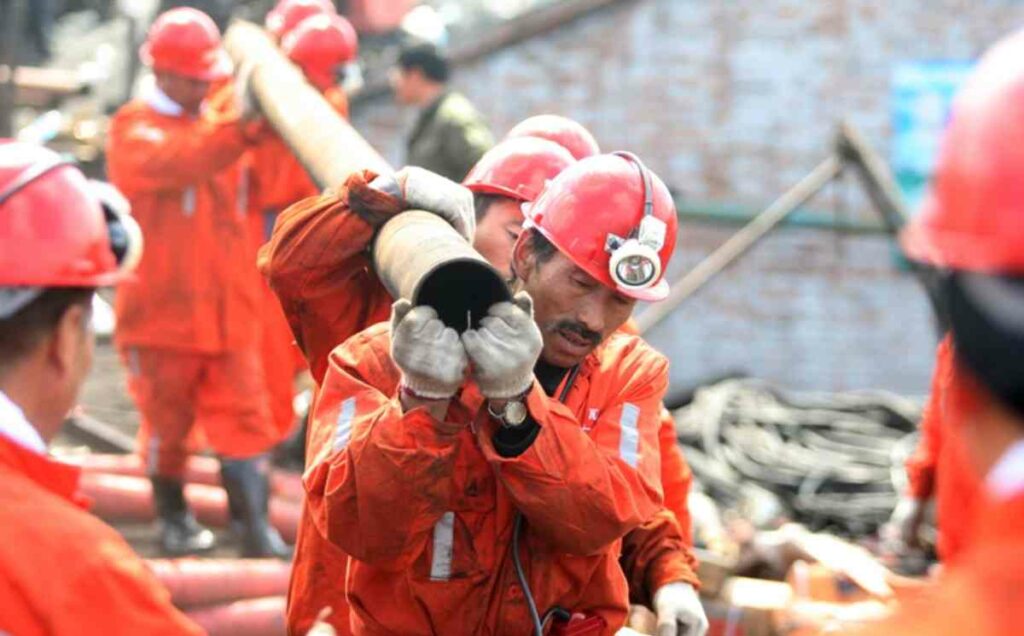 Σχέδια για απόλυση 5-6 εκατ. εργατών τα επόμενα δύο με τρία χρόνια στην Κίνα - Media