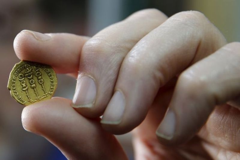 Ισραήλ: Πεζοπόρος βρήκε σπάνιο χρυσό νόμισμα της ρωμαϊκής εποχής (Photos) - Media