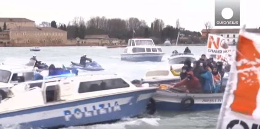 «Ναυμαχία» στη Βενετία: Διαδηλωτές με βάρκες κονταροχτυπιούνται με αστυνομικούς (Video) - Media