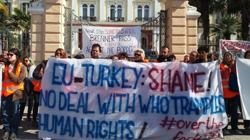 Διαμαρτυρία Ιταλών ακτιβιστών κατά των κλειστών συνόρων έξω από το ΥΜΑΘ (Photos) - Media