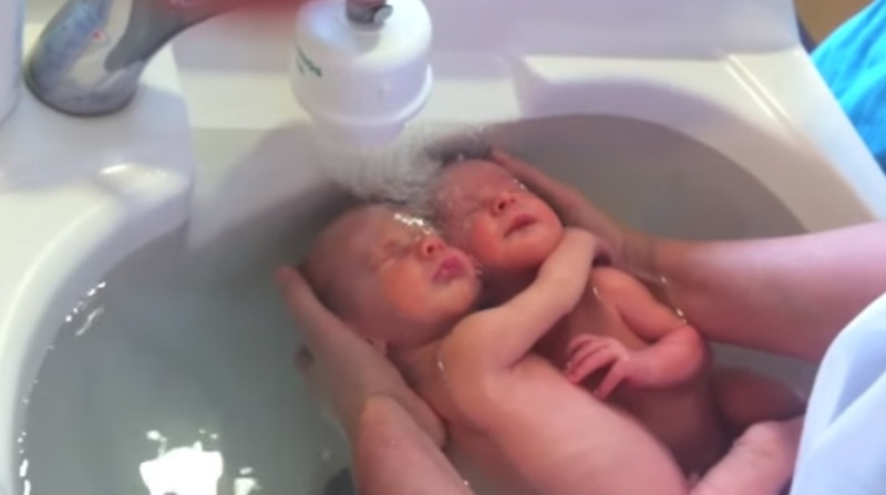 Νεογέννητα δίδυμα αγκαλιάζονται τρυφερά όταν κάνουν μπάνιο! (Video) - Media