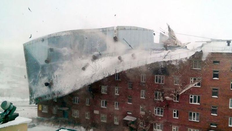 Απίστευτο βίντεο: Άνεμος ξηλώνει την οροφή κτιρίου (Video) - Media